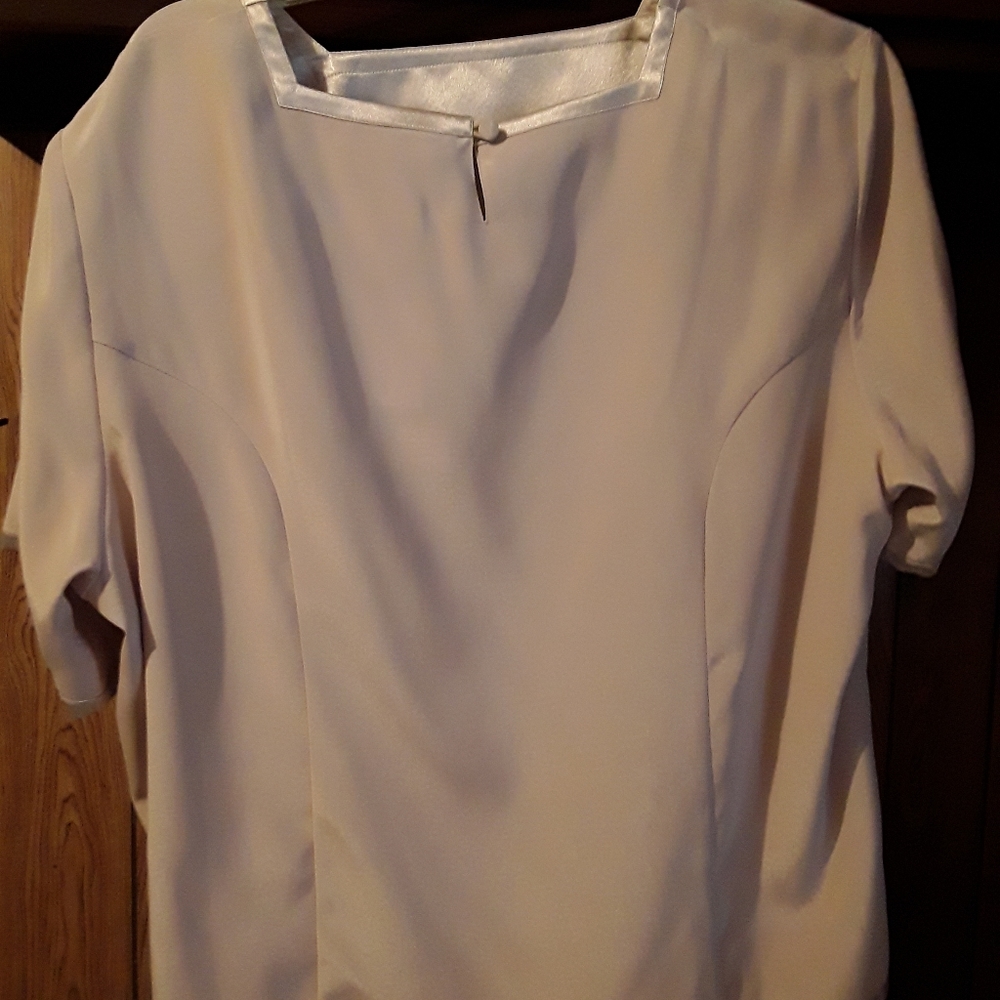 Tops - Picture 2 of 3